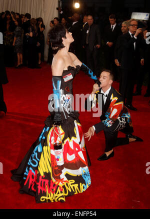New York, USA . 4th May, 2015. Singer Katy Perry and designer Jeremy Scott attend the 2015 Costume Institute Gala Benefit celebrating the exhibition 'China: Through the Looking Glass' at The Metropolitan Museum of Art in New York, USA, on 04 May 2015. Photo: Hubert Boesl/dpa/Alamy Live News Credit:  dpa picture alliance/Alamy Live News Stock Photo