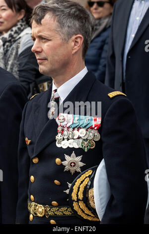 Copenhagen, Denmark. 5th May, 2015. H.R.H. Crown Prince Frederik attends a ceremony at the Memorial Anchor in Nyhavn for fallen sailors and veterans during WWWII. The Crown Prince laid a wreath at the anchor Credit:  OJPHOTOS/Alamy Live News Stock Photo