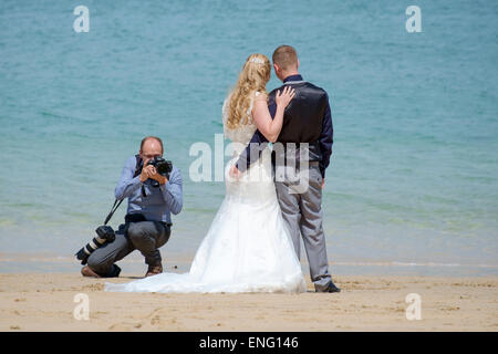 Carbis Bay, Cornwall: Wedding photographs on beautiful Carbis Bay beach in Cornwall Stock Photo