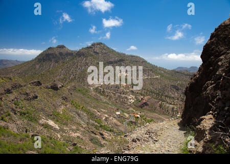 Gran Canaria, hiking route Cruz Grande - Llanos de la Pez, steep footpath, camino real, against the wall of the valley Stock Photo