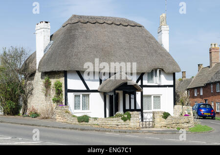 Thatched timber-framed cottage in the Warwickshire village of Tredington near Shipston-on-Stour Stock Photo