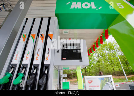 Prague, Czech Republic. 5th May, 2015. MOL petrol station is seen during a ceremonial introduction of brand MOL on Czech market in Prague, Czech Republic, May 5, 2015. MOL Hungarian Oil Holding wants to operate 80 stations in the Czech Republic to the end of the year. MOL group already operates 183 fuel stations Pap Oil, Slovnaft and Lukoil in the Czech Republic. Now MOL started renaming, which was advised last December. MOL plans further expansion in the Czech Republic, it will operate also the Agip petrol stations from August. Credit:  Vit Simanek/CTK Photo/Alamy Live News Stock Photo