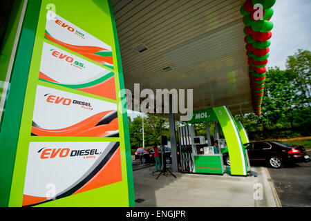 Prague, Czech Republic. 5th May, 2015. MOL petrol station is seen during a ceremonial introduction of brand MOL on Czech market in Prague, Czech Republic, May 5, 2015. MOL Hungarian Oil Holding wants to operate 80 stations in the Czech Republic to the end of the year. MOL group already operates 183 fuel stations Pap Oil, Slovnaft and Lukoil in the Czech Republic. Now MOL started renaming, which was advised last December. MOL plans further expansion in the Czech Republic, it will operate also the Agip petrol stations from August. Credit:  Vit Simanek/CTK Photo/Alamy Live News Stock Photo