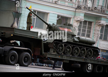 Moscow, Russia. 04th May, 2015. A world War 2 T-34 tank being loaded off from it tank carrier. - Russian military hardwares including the latest developed T-14 tank participated in the 70th Victory day parade rehearsal. 4th May 2015 © Geovien So/Pacific Press/Alamy Live News Stock Photo