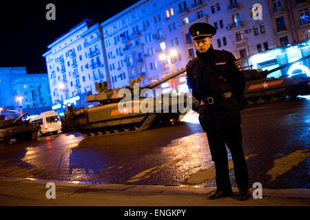 Moscow, Russia. 04th May, 2015. A policeman guarding Tverskaya Street as a newly developed T-14 tanks pass by. - Russian military hardwares including the latest developed T-14 tank participated in the 70th Victory day parade rehearsal. 4th May 2015 © Geovien So/Pacific Press/Alamy Live News Stock Photo