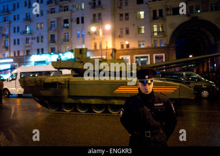 Moscow, Russia. 04th May, 2015. A policeman guarding Tverskaya Street as a newly developed T-14 tank passes by. - Russian military hardwares including the latest developed T-14 tank participated in the 70th Victory day parade rehearsal. 4th May 2015 © Geovien So/Pacific Press/Alamy Live News Stock Photo