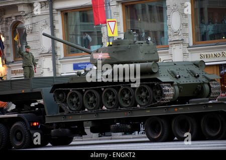 Moscow, Russia. 04th May, 2015. A world War 2 T-34 tank being loaded off from it tank carrier. - Russian military hardwares including the latest developed T-14 tank participated in the 70th Victory day parade rehearsal. 4th May 2015 © Geovien So/Pacific Press/Alamy Live News Stock Photo