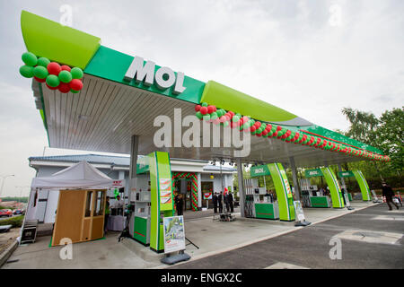 Prague, Czech Republic. 5th May, 2015. MOL petrol station is seen during a ceremonial introduction of brand MOL on Czech market in Prague, Czech Republic, May 5, 2015. MOL Hungarian Oil Holding wants to operate 80 stations in the Czech Republic to the end of the year. MOL group already operates 183 fuel stations Pap Oil, Slovnaft and Lukoil in the Czech Republic. Now MOL started renaming, which was advised last December. MOL plans further expansion in the Czech Republic, it will operate also the Agip petrol stations from August. Credit:  Vit Simanek/CTK Photo/Alamy Live News Stock Photo