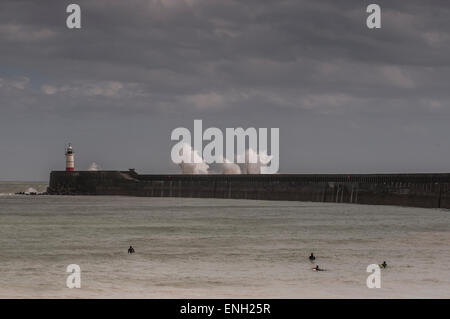 Newhaven, East Sussex, UK. 5th May, 2015. UK Weather: Wind whips up the waves outside the West Arm Lighthouse. Surfers wait for waves in the calmer area Stock Photo