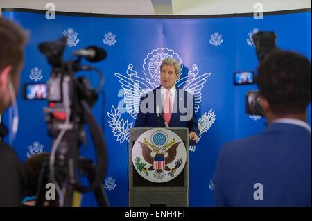 Mogadishu, Somalia. 5th May, 2015. US Secretary of State John Kerry holds a press conference after arriving meeting a variety of officials during an unannounced surprise visit May 5, 2015 in Mogadishu, Somalia. Stock Photo