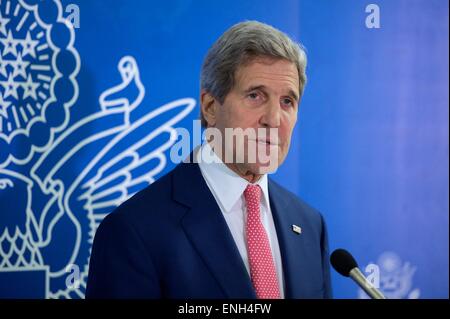 Mogadishu, Somalia. 5th May, 2015. US Secretary of State John Kerry holds a press conference after arriving meeting a variety of officials during an unannounced surprise visit May 5, 2015 in Mogadishu, Somalia. Stock Photo