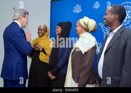 Mogadishu, Somalia. 5th May, 2015. US Secretary of State John Kerry meets four representatives of Somali civil society (L to R) Fartuun Adan, Ilwad Elman, Zainab Hassan, Mohamed Ibrahim - after arriving on an unannounced surprise visit May 5, 2015 in Mogadishu, Somalia. Stock Photo