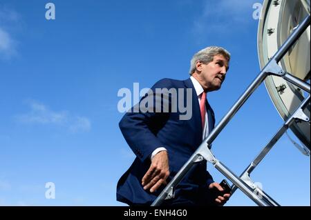 Mogadishu, Somalia. 5th May, 2015. US Secretary of State John Kerry boards his aircraft after completing an unannounced surprise visit Aden Abdulle International Airport May 5, 2015 in Mogadishu, Somalia. Stock Photo