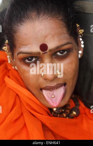 Villupuram, India. 05th May, 2015. A transgender poses on camera, came to marry with Lord Aravan in annual festival Koovagam on Tuesday. Transgenders gathered for 18 days in the month of April-May to observe the festival in Koovagam village, Villupuram district of Tamilnadu. © Shashi Sharma/Pacific Press/Alamy Live News Stock Photo