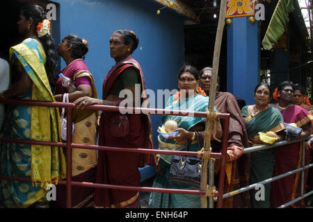 Villupuram, India. 05th May, 2015. Transgenders queue-up at Koothandavar temple to get married with Lord Aravan in Koovagam festival on Tuesday. Transgenders gathered for 18 days in the month of April-May to observe the festival in Koovagam village, Villupuram district of Tamilnadu. © Shashi Sharma/Pacific Press/Alamy Live News Stock Photo