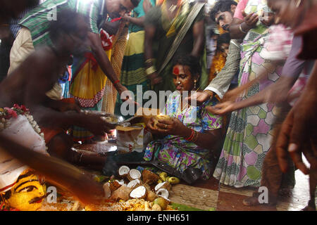 Villupuram, India. 05th May, 2015. A transgender perform the ritual during the marriage with Lord Aravan on Tuesday at Koothandavar temple in Koovagam, Tamilnadu. © Shashi Sharma/Pacific Press/Alamy Live News Stock Photo
