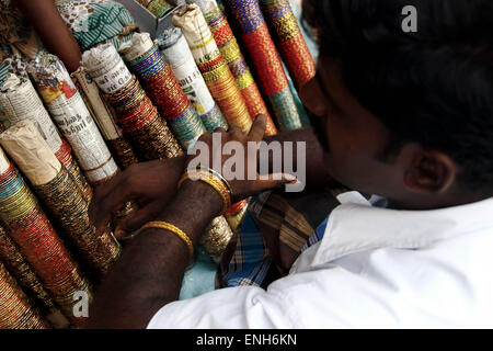 Villupuram, India. 05th May, 2015. A transgender buying bangles to marry with Lord Aravan in annual festival Koovagam on Tuesday. Transgenders gathered for 18 days in the month of April-May to observe the festival in Koovagam village, Villupuram district of Tamilnadu. © Shashi Sharma/Pacific Press/Alamy Live News Stock Photo