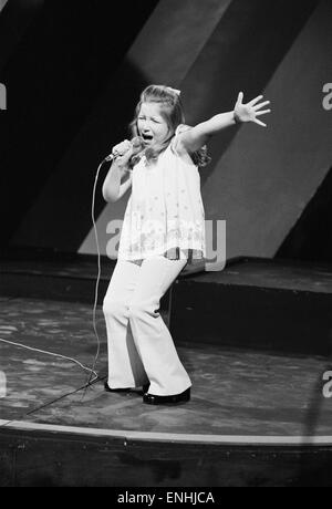 Lena Zavaroni, performing on BBC TV's Top of the Pops, February 1974. Stock Photo