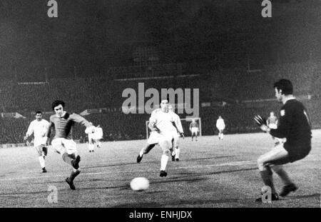 European Cup Quarter Final Second Leg match at Estadio Da Luz, Lisbon. Benfica 1 v Manchester United 5. (United won 8-3 on aggregate). George Best scores his second goal of the match after only 13 minutes. 9th March 1966. Stock Photo