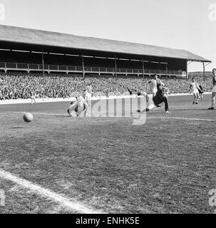 Manchester United keeper watches the ball go past inches from the goal ...