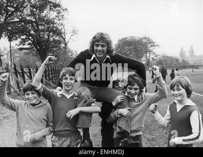 Everton footballer Andy King with young schoolboy fans, their new hero after his winning goal in the derby match against rivals Liverpool on 28th October 1978. Picture taken November 1978. Stock Photo