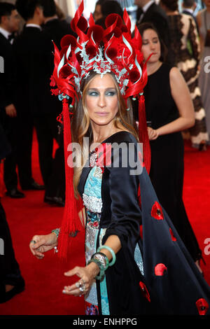 US actress Sarah Jessica Parker attends the 2015 Costume Institute Gala Benefit celebrating the exhibition 'China: Through the Looking Glass' at The Metropolitan Museum of Art in New York, USA, on 04 May 2015. Photo: Hubert Boesl/dpa - NO WIRE SERVICE - Stock Photo