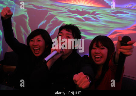 karaoke bar tokyo japan Stock Photo - Alamy