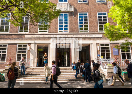 Students on campus at SOAS, University of London formally known as the School of Oriental and African Studies Stock Photo