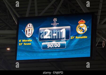 Turin, Italy. 5th May, 2015. The final scoreboard Football/Soccer : UEFA Champions League Semi-final 1st leg match between Juventus 2-1 Real Madrid at Juventus Stadium in Turin, Italy . © Maurizio Borsari/AFLO/Alamy Live News Stock Photo