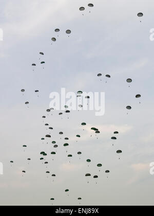 D-Day Parachute drop on meadows at la Fiere Sainte-Mere-Eglise -US Allies 101st Airborne paratroopers WW2 reenactment June 1944 Stock Photo