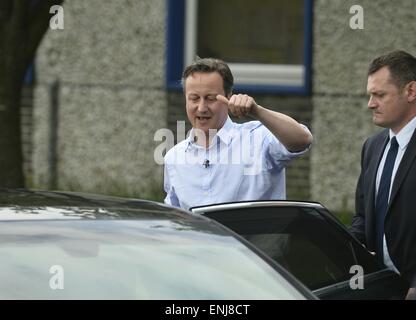 Carlisle, UK. 06th May, 2015. Prime Minister leaves Carlisle after meeting Conservative candidate John Stevenson during a visit to Harrison and Hetherington Border way Mart Carlisle on the final day of campaigning in the General Election: 6 May 2015 Credit:  STUART WALKER/Alamy Live News Stock Photo