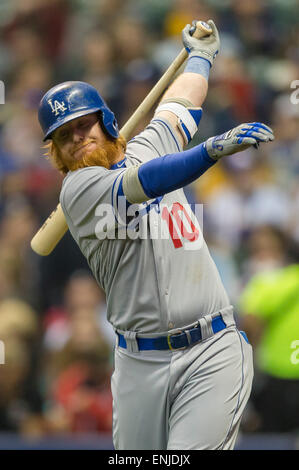 May 5, 2015: Los Angeles Dodgers third baseman Justin Turner #10 on deck during the Major League Baseball game between the Milwaukee Brewers and the Los Angeles Dodgers at Miller Park in Milwaukee, WI. Dodgers beat the Brewers 7-1. John Fisher/CSM Stock Photo