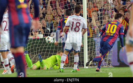 Camp Nou, Barcelona, Spain. 06th May, 2015. Munich's goalkeeper Manuel Neuer (bottom) reacts as Barcelona's Lionel Messi (R) celebrates a goal during the UEFA Champions League semi-final first leg soccer match betweeen FC Barcelona and FC Bayern Munich at Camp Nou, Barcelona, Spain, 06 May 2015. Photo: Peter Kneffel/dpa/Alamy Live News Stock Photo