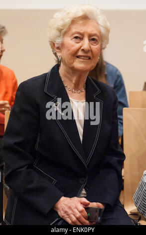 Lueneburg, Germany. 07th May, 2015. Auschwitz survivor Irene Weiss sits in the courtroom in Lueneburg, Germany, 07 May 2015. 70 years after the end of the Nazi dictatorship, former SS-Mann Oskar Groening stands trial in Lueneburg. The prosecution is accusing him of at least 300,000 cases of complicity to murder in the Auschwitz extermination camp. Photo: PHILIPP SCHULZE/dpa/Alamy Live News Stock Photo