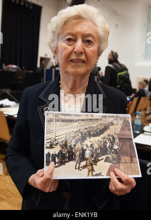 Lueneburg, Germany. 07th May, 2015. Auschwitz survivor Irene Weiss shows am old, retouched photograph of herself as a young girl on the ramp in the Auschwitz concentration camp in the courtroom in Lueneburg, Germany, 07 May 2015. 70 years after the end of the Nazi dictatorship, former SS-Mann Oskar Groening stands trial in Lueneburg. The prosecution is accusing him of at least 300,000 cases of complicity to murder in the Auschwitz extermination camp. Photo: PHILIPP SCHULZE/dpa/Alamy Live News Stock Photo