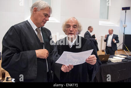 Lueneburg, Germany. 07th May, 2015. Two of the joint plaintiffs, lawyers Cornelius Nestler (L) and Thomas Walther, looks at a historic photo of the ramp at Auschwitzin the courtroom in Lueneburg, Germany, 07 May 2015. 70 years after the end of the Nazi dictatorship, former SS-Mann Oskar Groening stands trial in Lueneburg. The prosecution is accusing him of at least 300,000 cases of complicity to murder in the Auschwitz extermination camp. Photo: PHILIPP SCHULZE/dpa/Alamy Live News Stock Photo
