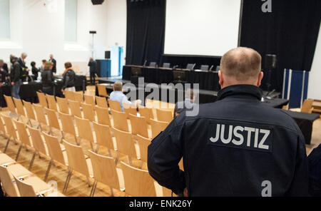 Lueneburg, Germany. 07th May, 2015. A judicial officer stands the courtroom in Lueneburg, Germany, 07 May 2015. 70 years after the end of the Nazi dictatorship, former SS-Mann Oskar Groening stands trial in Lueneburg. The prosecution is accusing him of at least 300,000 cases of complicity to murder in the Auschwitz extermination camp. Photo: PHILIPP SCHULZE/dpa/Alamy Live News Stock Photo
