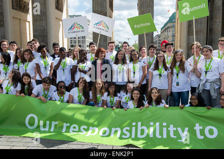 Carsten Marks (with black blazer), parliamentary state secretary at the Federal Ministry for Families, Seniors, Women and Youth, stands with the young participants of the J7 International Youth Summit, organized around the theme 'Responsibility to Act,' for a group photo in front of the Brandenburg Gate in Berlin, Germany, 07 May 2015. Fifty-four girls and boys between the ages of 14 to 18 from the G7 states, EU countries, and emerging market countries discuss the themes of the G7 Summit, taking place in June, from the perspective of their generation. Photo: BERND JUTRCZENKA/dpa Stock Photo