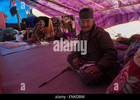 Kobani, Kobani, Nepal. 5th May, 2015. Tents camp housing homeless villagers as they have to sleep here since the powerful earthquake on the Araniko Road near the Kobani Village (Tibetan Border).Isolated Nepalese Villagers still waiting for help and worry about an other earthquake happen.Most of the houses from ''Dolalgat'' to ''Kobani'' (around 65km) collapsed, destroyed by huge stones fell from the mountains, (and stones are still falling as now), around 5 or 6 earthquakes are felt every day and night, and people didn't get any help from anyone, the phone network doesn't work, they got enou Stock Photo