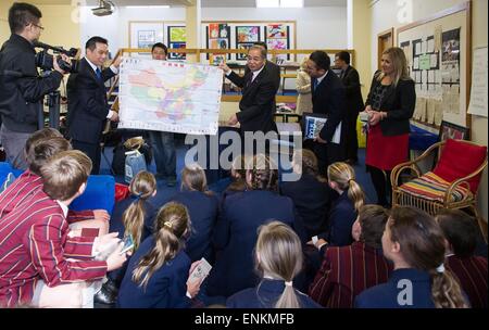 (150507) -- LAUNCESTON, May 7, 2015 (Xinhua) -- Students from Scotch Oakburn College are presented with a Chinese national map in Launceston, Australia, May 7, 2015. A group of Tasmanian elementary school students have been issued a formal invitation to visit China from President Xi Jinping, after they wrote to him asking the leader to visit Tasmania last year. (Xinhua/Bai Xue) Stock Photo