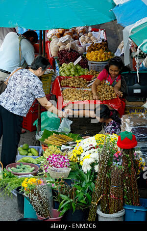 Flower and produce stalls, Warorot Market, Chiang Mai, Thailand Stock Photo