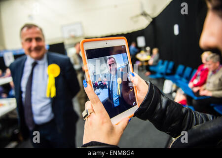 Aberaeron, Wales, UK. 8th May, 2015. Lib Dem candidate MARK WILLIAMS retains his seat as the MP for Ceredigion in Mid Wales, with a majority of 3,000 over his Plaid Cymru challenger MIKE PARKER. On a turnout of 69.1% he polled 13,414 votes to Plaid Cymru's 10,347, and remains the MP for the constituency, and one of only a small handful of Lib Dem members in the whole of the UK photo Credit:  keith morris/Alamy Live News Stock Photo