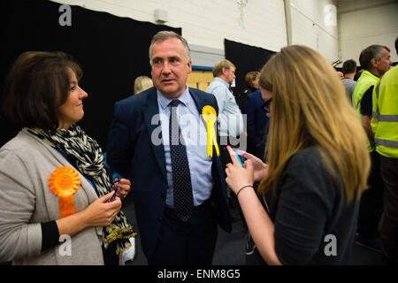 Aberaeron, Wales, UK. 8th May, 2015. Lib Dem candidate MARK WILLIAMS retains his seat as the MP for Ceredigion in Mid Wales, with a majority of 3,000 over his Plaid Cymru challenger MIKE PARKER. On a turnout of 69.1% he polled 13,414 votes to Plaid Cymru's 10,347, and remains the MP for the constituency, and one of only a small handful of Lib Dem members in the whole of the UK photo Credit:  keith morris/Alamy Live News Stock Photo