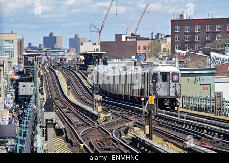 The elevated #7 subway train pulling out of the 74th Street Broadway station in Jackson Heights, Queens, New York Stock Photo