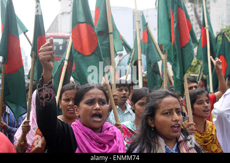 Dhaka, Bangladesh. 8th May, 2015. National Garment Workers Federation takes out a National flag rally in front of the National Press Club to demands special six allotments for garments workers in upcoming National budget in Dhaka, Bangladesh. Credit:  Mamunur Rashid/Alamy Live News Stock Photo