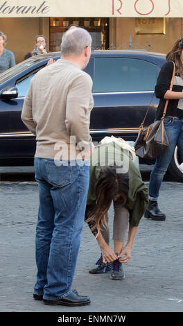 Sarah Jessica Parker out and about in Rome. Sarah tying her shoe laces  Featuring: Sarah Jessica Parker Where: Rome, Italy When: 02 Nov 2014 Stock Photo