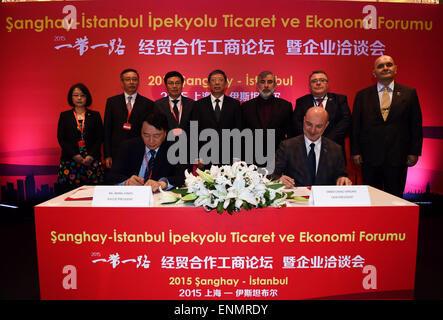 Istanbul, Turkey. 8th May, 2015. President of Shanghai Chamber of Commerce for Import and Export Wang Xinpei (L, front) and Turkey's Foreign Economic Relations Board President Omer Cihad Vardan (R, front) sign cooperation agreement at the "Belt and Road Initiative" Trade and Economy Forum in Istanbul, Turkey, on May 8, 2015. Credit:  He Canling/Xinhua/Alamy Live News Stock Photo