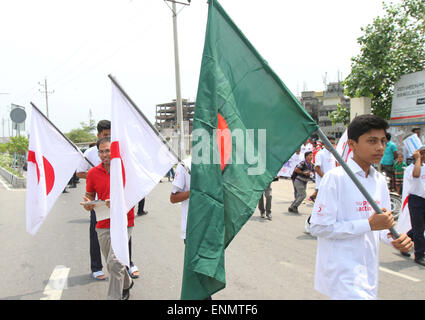 Dhaka, Bangladesh. 8th May, 2015. DHAKA, BANGLADESH - May 08 : Bangladesh Red Crescent Society takes out a procession marking the World Red Cross and Red Crescent Day 2015in Dhaka on 08th May 2015.World Red Cross and Red Crescent Day is an annual celebration of the principles of the International Red Crescent Movement. World Red Crescent is celebrated on 8 May each year. This date is the anniversary of the birth of Henry Dunant. Credit:  Zakir Hossain Chowdhury/ZUMA Wire/Alamy Live News Stock Photo