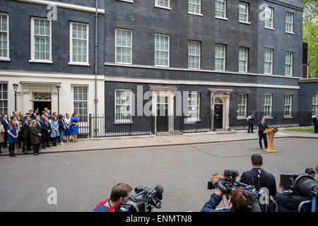 Downing Street, London, UK. 8th May 2015. David Cameron addresses the world’s media from 10 Downing Street while Samantha Cameron and staff look on from outside No 11. Credit:  Malcolm Park editorial/Alamy Live News Stock Photo