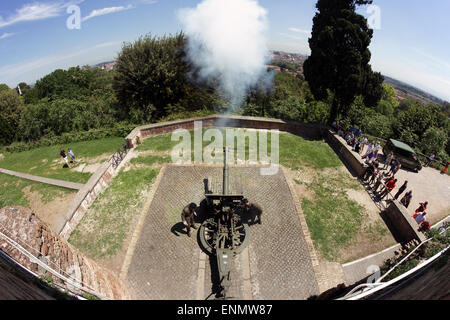 Rome, Italy. 8th May, 2015. People assist at the daily noon cannon fire. This tradition goes back to December 1847, when the cannon of the Castel Sant'Angelo gave the sign to the surrounding bell towers to start ringing at midday Credit:  marco varrone/Alamy Live News Stock Photo